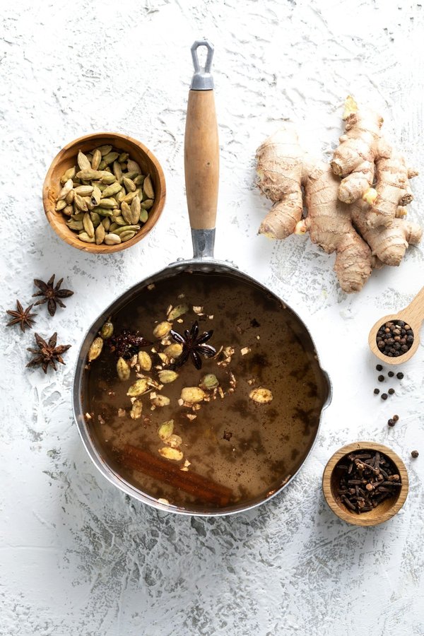 Quali sono i passaggi per cucinare un filetto di maiale in crosta di pistacchi con riduzione di aceto balsamico?