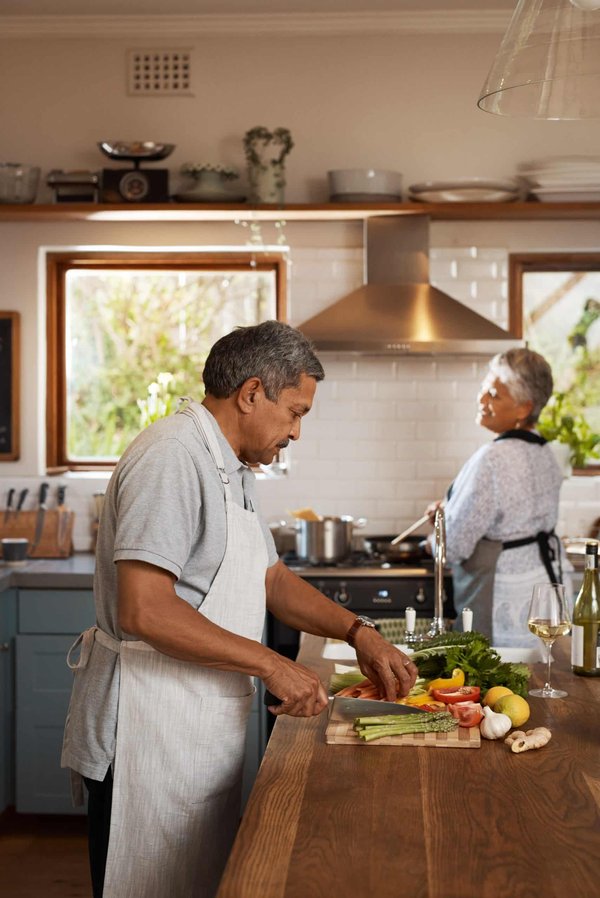 Come preparare una torta nuziale a cinque piani senza fondente mantenendo la stabilità strutturale?