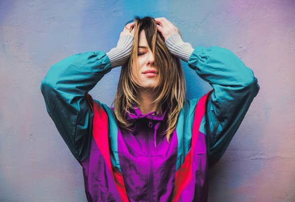 Come incorporare il tweed in un look femminile senza risultare troppo classico?